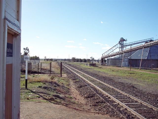 
The view looking down the line.  The station remains are on the left, with
the jib crane base in the centre.  The goods shed was located on the right.
In the distance is a level crossing and the junction for the Rankins
Springs branch.
