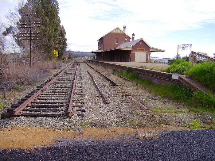 The back platform and dead ends at Cootamundra West.