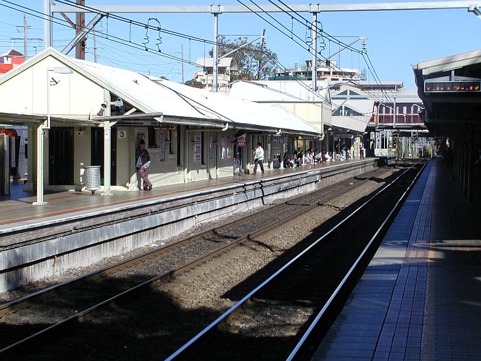 
The afternoon sun catches the platforms for the Main North line, in this
view looking south.  Behind platform 3 are those serving the North Shore
line.
