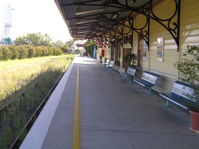 
The view looking east along the now-disused platform.
