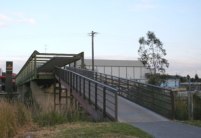 Street entry and ramp from the TAFE campus (Moss Vale towards the right).