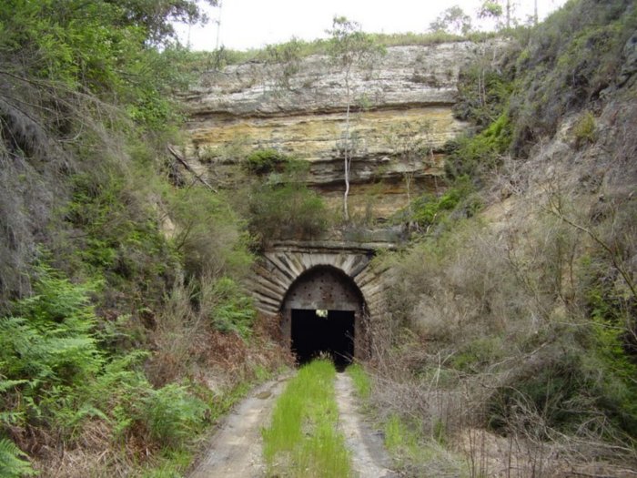 A closer view of the up portal of the tunnel.