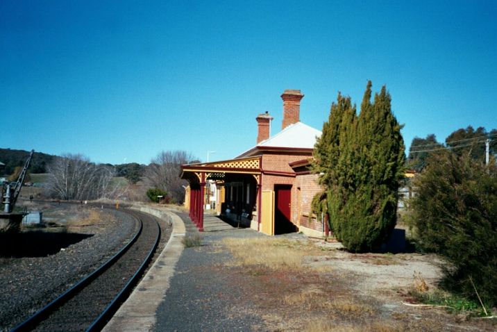 
The former up platform (now the only one in use), only sees the XPT stopping
by prior arrangement.
