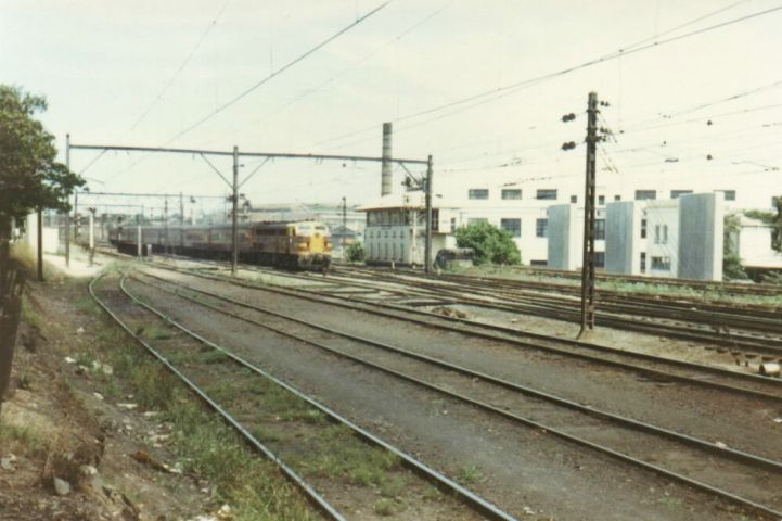 
A 44 class loco hauls the Newcastle Express (N21) past the 76-lever
Strathfield North Signal Box.
