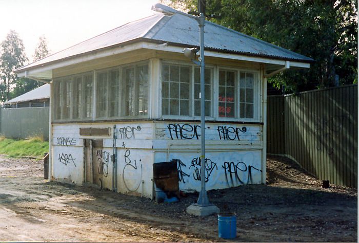 
The platform-mounted Rosehill signal box (now demolished), looking towards
Camellia.
