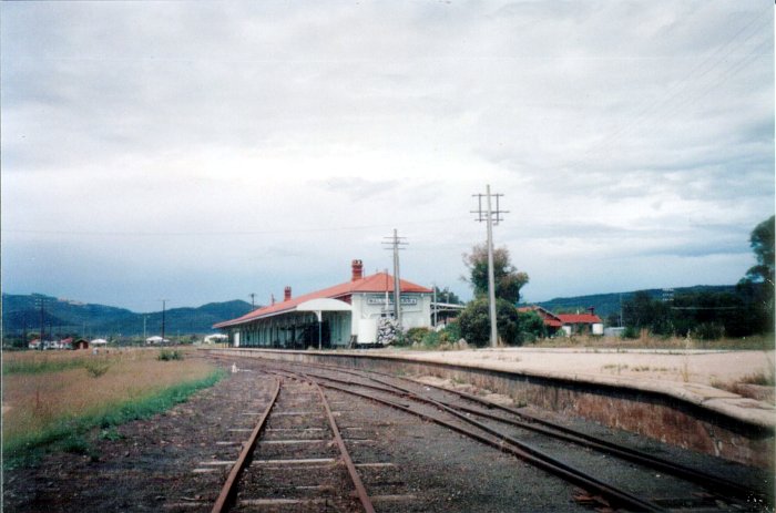 The view of the Queensland platform at Wallangarra, viewed from the NSW end. QR was still running trains to Wallangarra at this time.