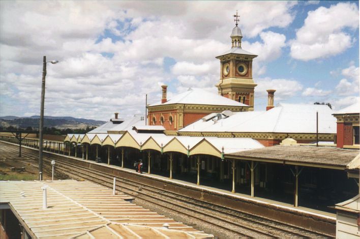
The view of the impressive station building, looking in the direction of
Melbourne. The tracks in the foreground are standard gauge.  The broad
gauge platform is behind the shelter at the left of the photo.
