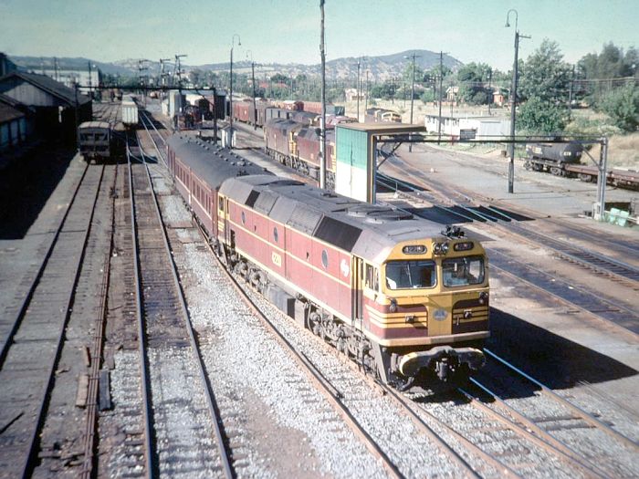 
42219 with a single passenger car works through the yard, in this view
looking north from the Dean Street overbridge.
