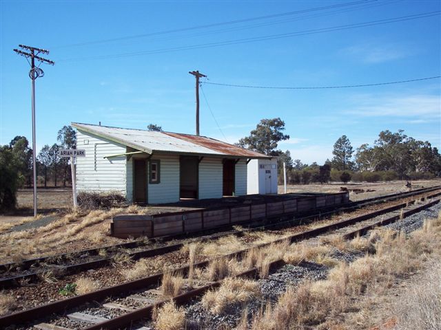 
A view of the platform and station building, looking towards Sydney.
