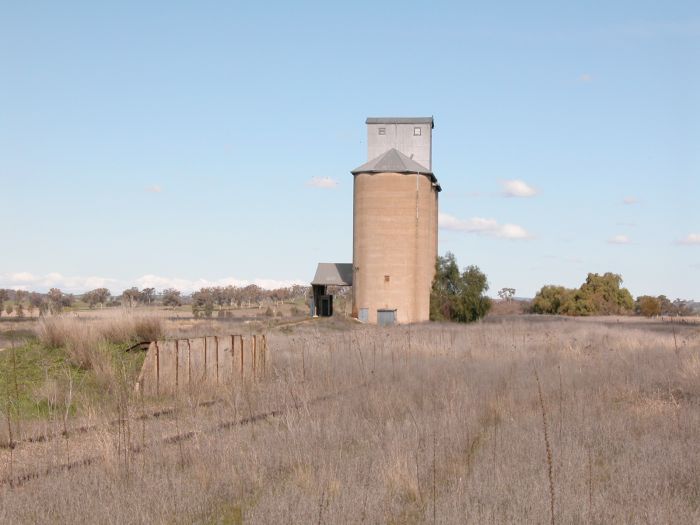 
The view of the up end of the yard, showing a goods bank and the ubiquitous
silos.
