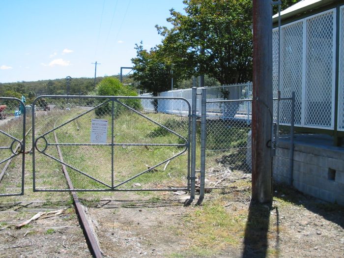 
Behind the up platform is the former branch to the Awaba State Mine
and the Wangi Power Station.
