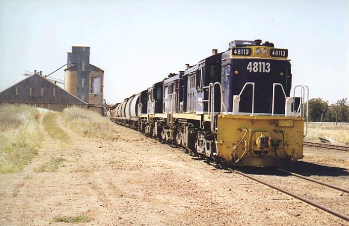 
48113 heads a wheat train picking up a load of grain at the silo
at Baradine.
