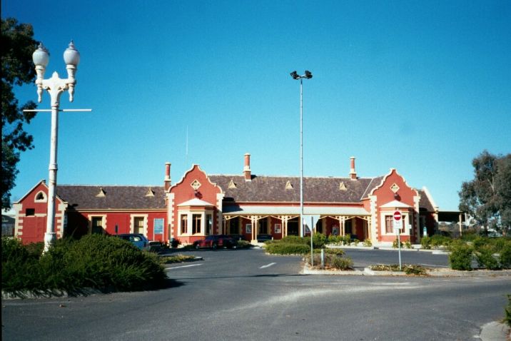 
The impressive station building from the street side.  Bathurst has always
been an important rail location.
