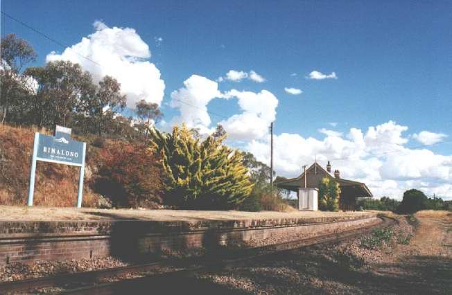 
A view of the platform with Countrylink signage and the station building
looking towards Harden.
