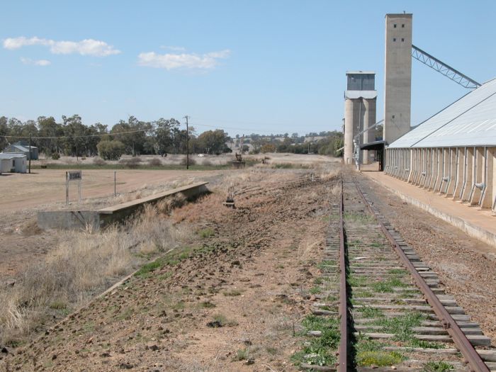 
The view looking down on the concrete platform from the elevated grain
siding.  Visible in the yard are a 3-lever frame and the jib crane and
goods bank in the distance.
