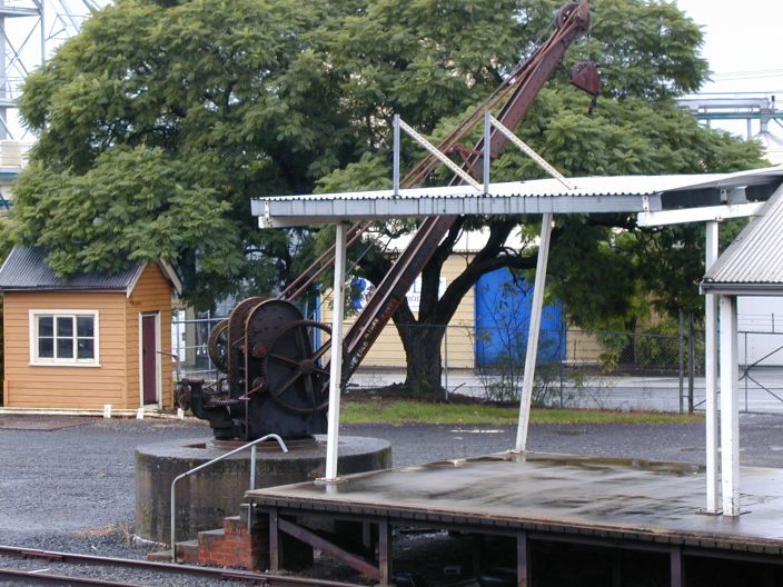 
The jib crane at the up end of the goods platform.  In the background is
a weighbridge; this was the one-time location of the Timber Siding.
