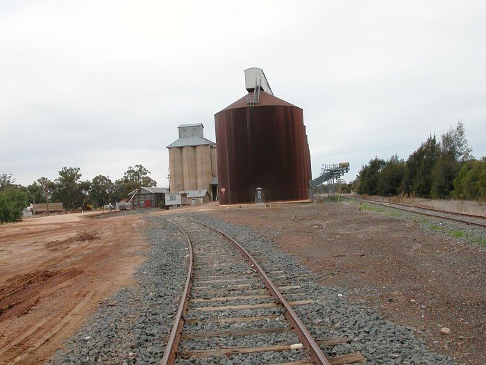 
The view looking towards The Rock. Boree Creek is now a significant grain
collection and storage centre with a number of concrete, steel and temporary
"horizontal" silos. The original main line is on the right.
