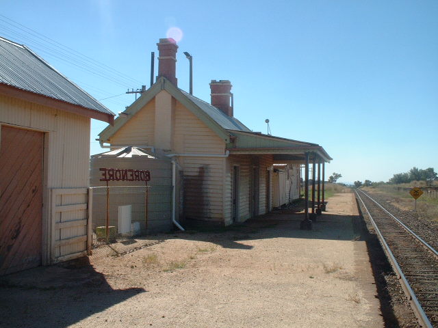 The view long the platform, looking towards Molong. 