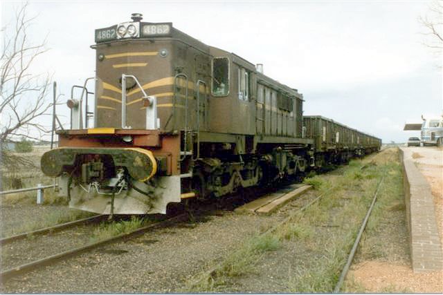 4862 sits at the head of a short freight train in the Run Around siding.