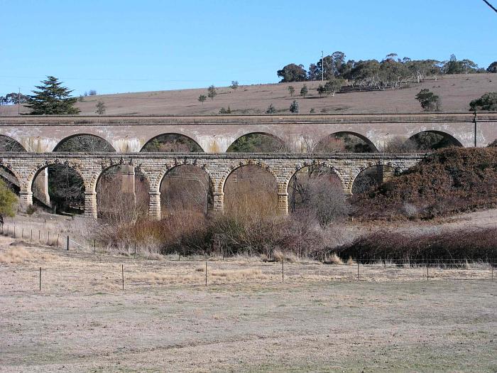 
The twin viaducts over Farmers Creek to the west of Bowenfels.  The original
is at the front, with the now-deviated track being carried by the newer
one at the rear.
