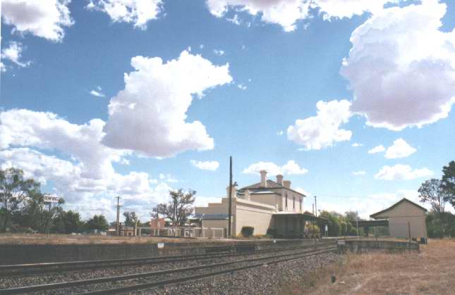 
A view of the main platform and building and shorter up platform and less
impressive building looking towards Harden.
