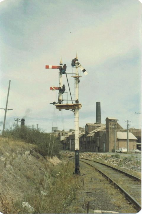 
An unusual signal near near the brickworks.  The small arm with the
``S'' on it is a Shunt-ahead Signal, allowing the signal to be passed
at stop while shunting.
