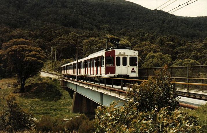 
A train crossing the bridge near Bullocks Flat, just before entering the
tunnel (the longest in Australia).
