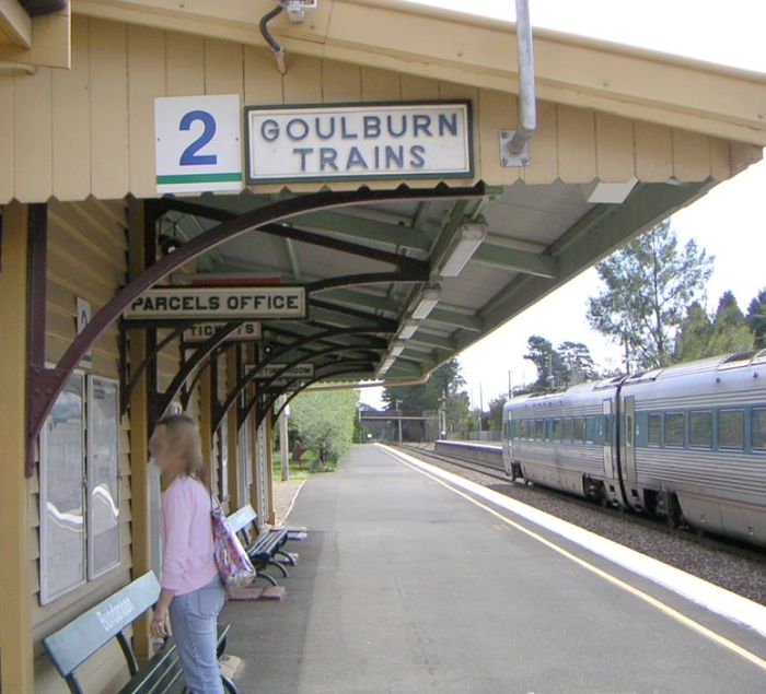 
The view looking south along platform 2.  A north-bound Explorer set is
sitting at platform 1.
