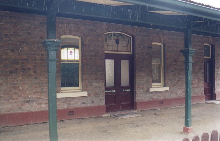
The entrance to the the waiting room from the platform.
