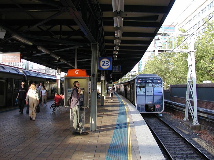 
Tangara set T51 is pulling into platform 23, which services the new Airport
Line.
