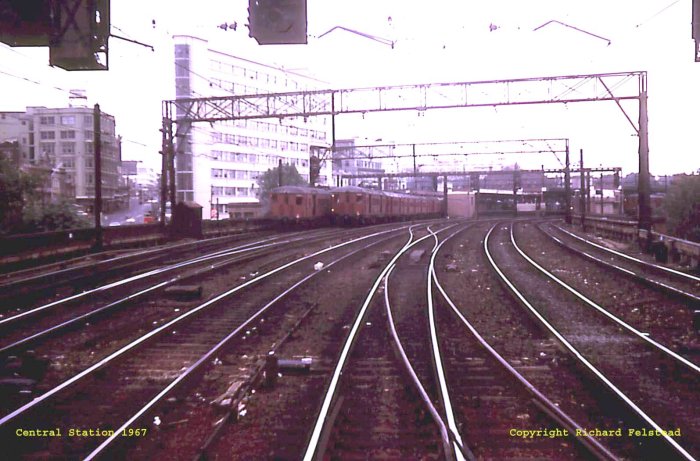 The view looking south towards Central station from an approaching train. The tracks, from left to right, are the Up City Circle Outer, Down City Circle Inner, Up City Circle Inner, Up North Shore, Down City Circle Outer and Down North Shore.