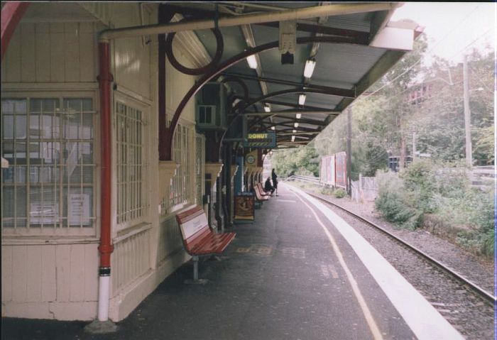 
The view looking towards Sydney along platform 2.  The signal box which
controlled Chatswood is located at the near end of the building.
