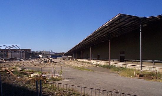 
The former TNT Sydney freight terminal on the Chullora
Industrial Line. TNT have now moved their operations to the Pacific
National Container Terminal on the same line.
