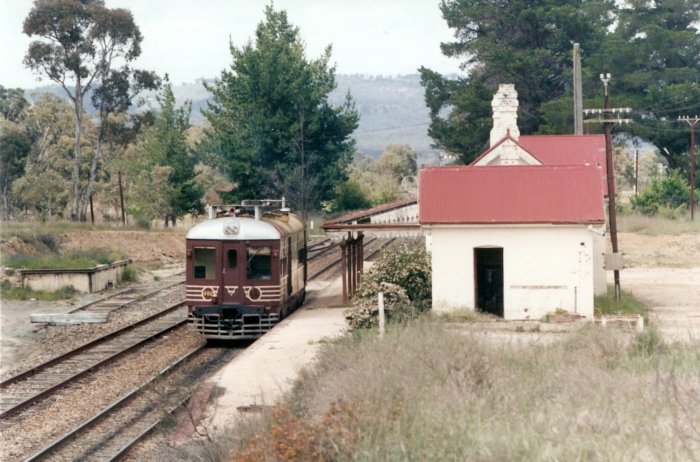 HPC402 at Clandulla. Looking south in the Up direction. The goods siding with platform can be seen left of the loop.