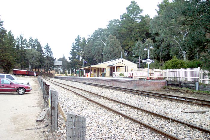 
The view of the station looking towards Lithgow. The sign on the near end
reads "Platform 9 3/4"; it is part of the "Hogwarts Express" tourist
campaign.
