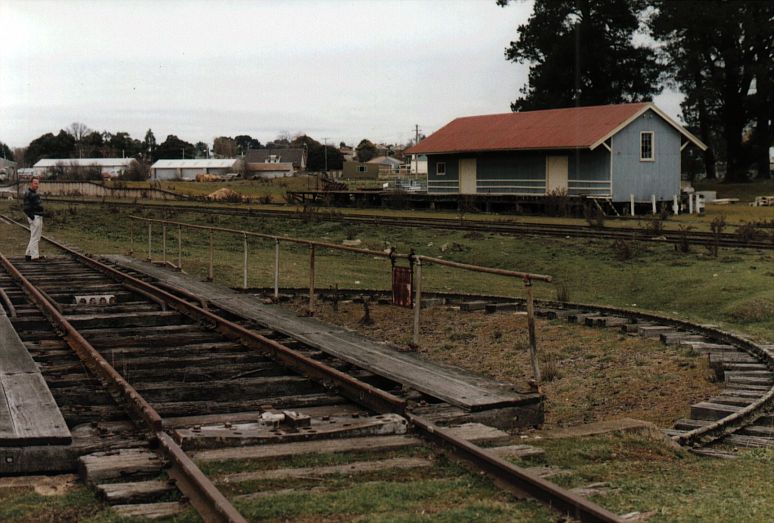 The turntable is still present.  In the background are the goods
shed and loading bank.
