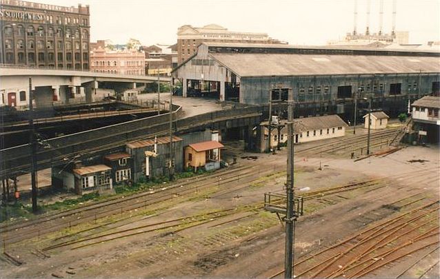 
The view looking north-west over the Double Tier Goods Shed.  This has
now been replaced by the Novotel Hotel.  The orange building in the centre
is the Murray Street signal box.
