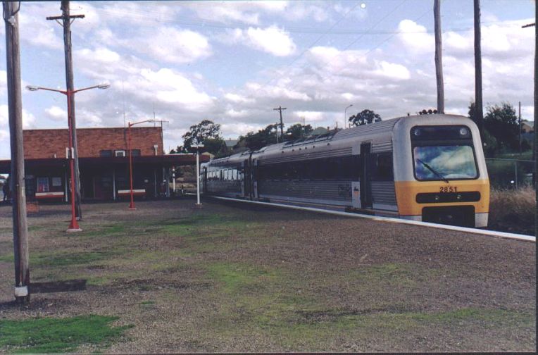 
An Endeavour sits at Dungog next to the broad platform.
