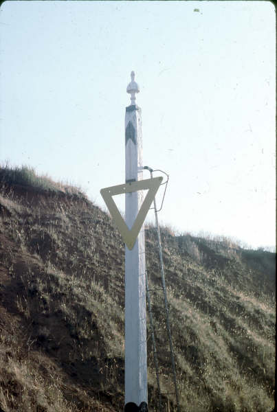 The landmark, a triangle replacing a distant signal, was used to come from the Boorowa branch toward Galong.