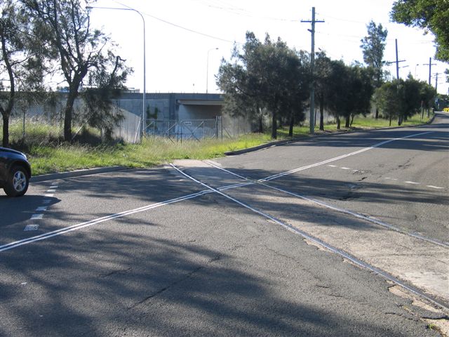 
Branching off the Gelco sidings was the one-time Total Oil Siding, later
known as the Ampol Siding.  This is the view looking back towards the
junction, where the line crosses Ocean Street.
