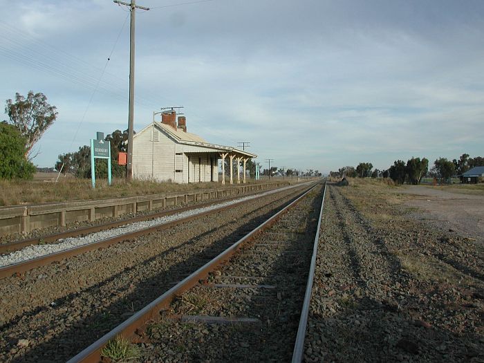 
The view looking south towards Albury.  The lines are the Main and Loop
Lines respectively.  The area on the right once contained goods and grain
sidings.
