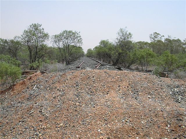 
The view looking north towards Bourke.  The line has been cut to cater
for the road to the nearby property of the same name.
