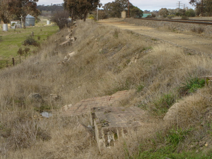 The remains of the down platform face have been pushed down the slope.