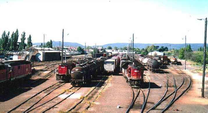 
Goulburn yard, with 81 and 48 class locomotives sporting the now-defunct
"Candy" colour scheme.
