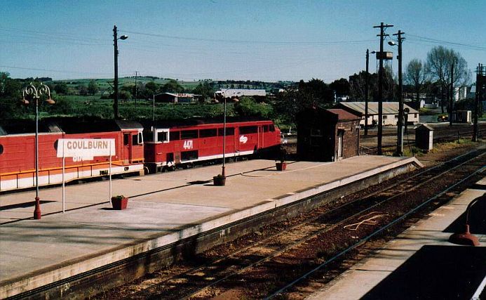 
4471 in "red terror" livery, followed by a "candy" 81 class about to
continue their journey south.
