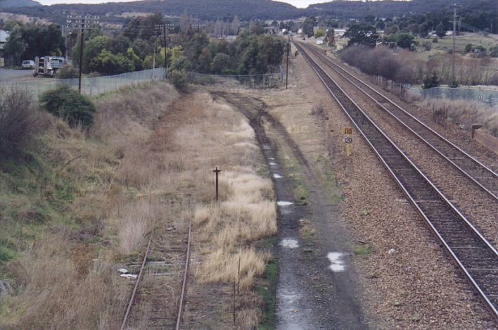 
The Crookwell line begins to curve away from the Main South line,
just to the south of the Mulwaree Viaduct.
