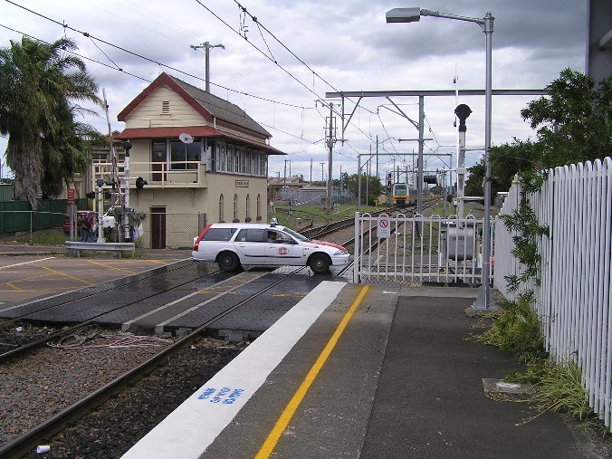 
The view looking west from the down end of the station.  The track
curving behind the signal box leads to the Mill Siding.  The Endeavour set
in the distance is just passing through Hamilton Junction.

