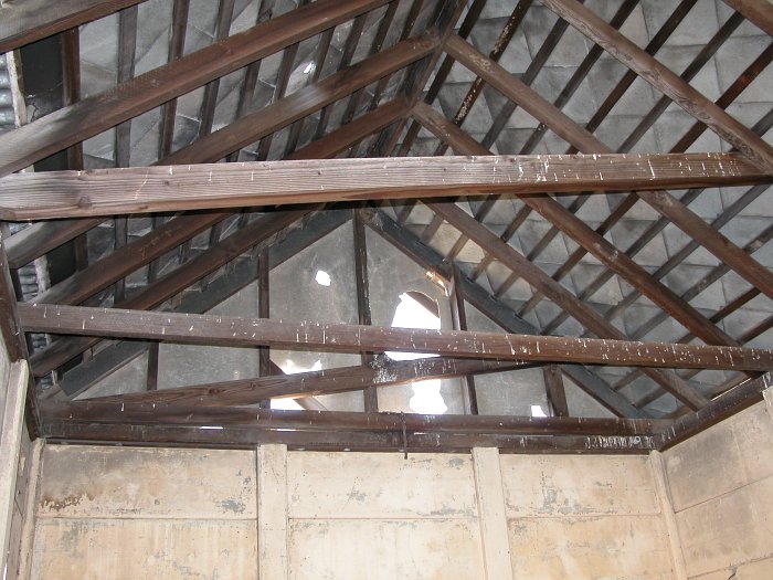 The detail of the inside of the roof. The diagonal bearers continue all the way out under the awning.