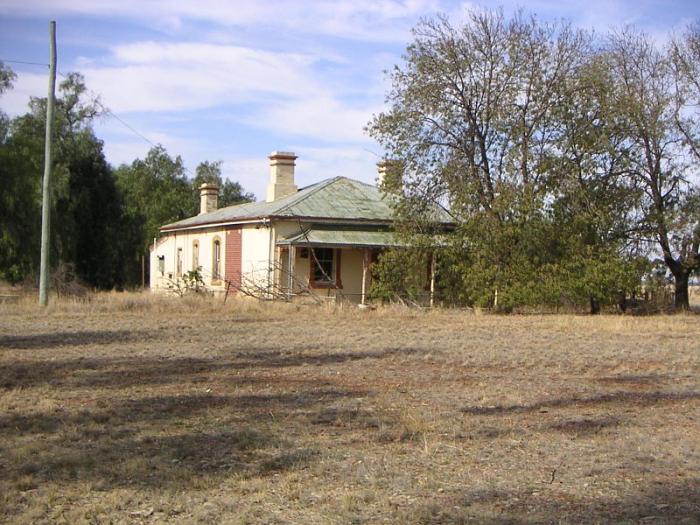 
A nearby cottage, assumed to be the one-time Station Masters residence.
