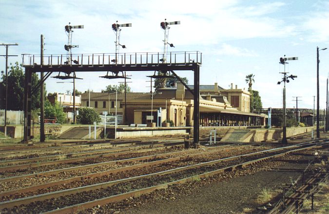 
The station and semaphore gantry at the rail centre of Junee.  The gantry
was destroyed on 23/12/1999 when it was struck by a container which had been
dislodged on a passing freight train.
